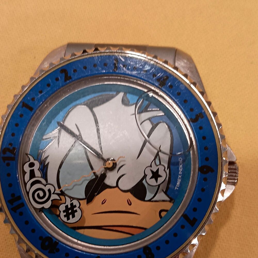 Used Donald Duck Disney/Mickey World 1990 water resistant watch works w/battery.